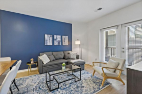 Modern 2BD - 5 Min DT, Gym, Parking, W-D - Sleeps 12
